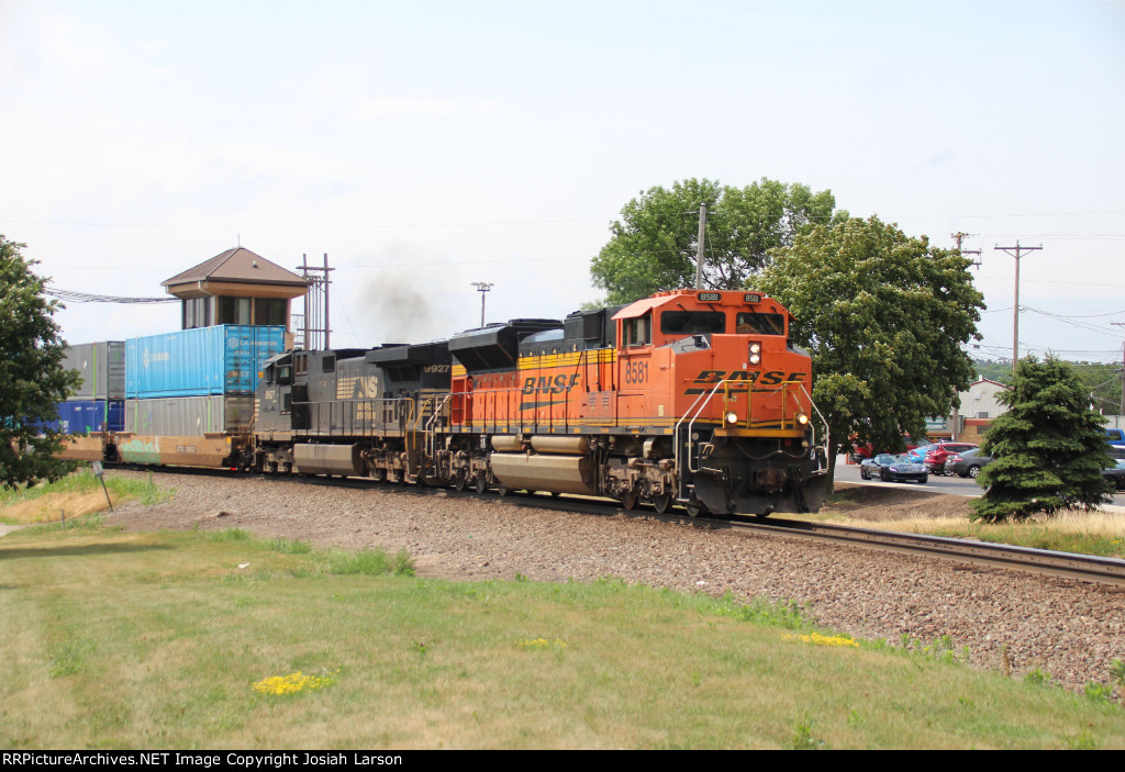 BNSF 8581 East